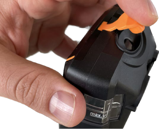 Hand holding the testo 310 II with its condensate outlet facing up and the orange sealing plug lifted.